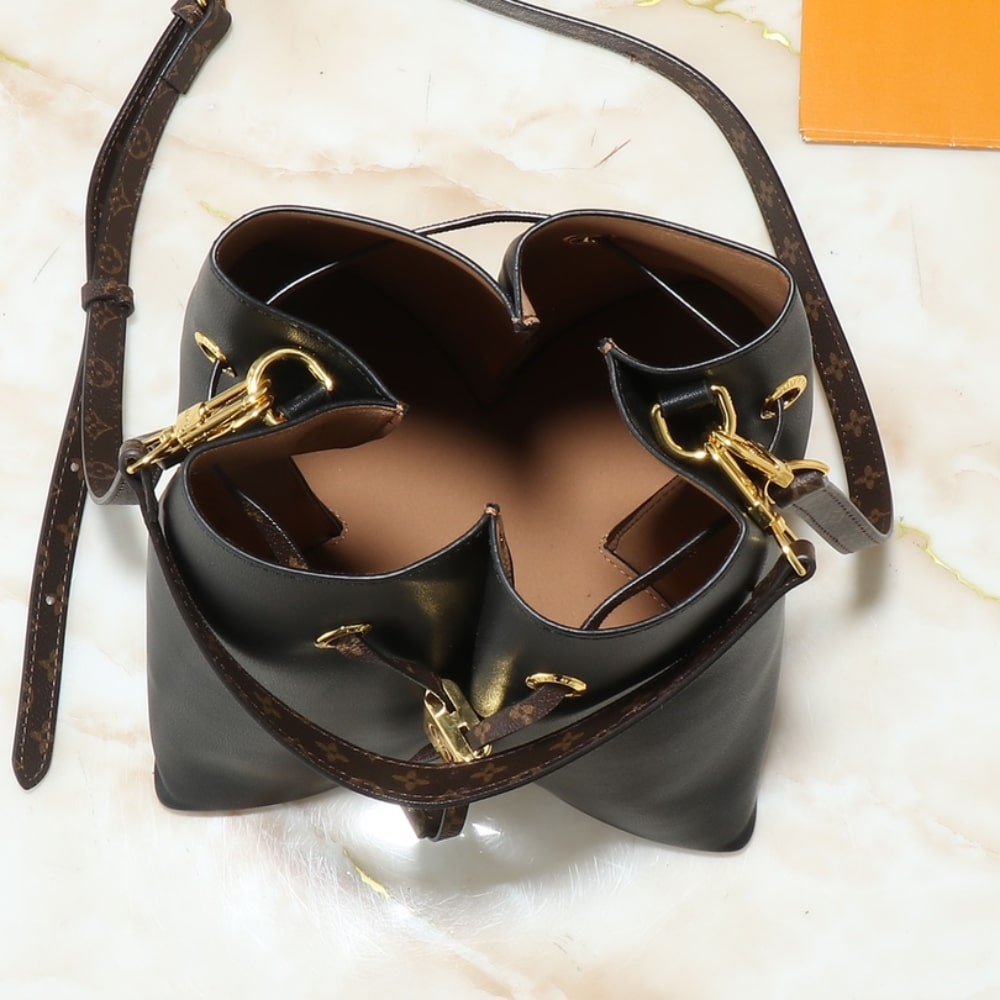LV BLOOM PM BLACK 16CM M13843