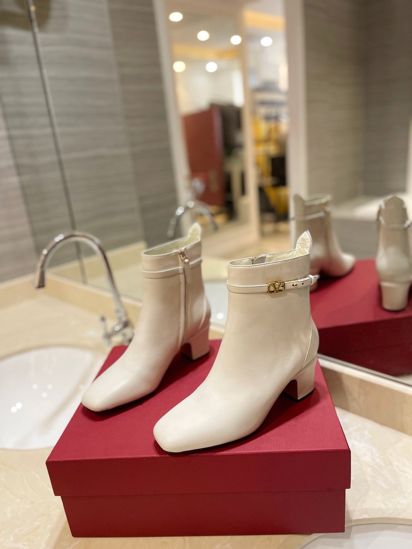 VL GARAVANI TAN GO ANKLE BOOT IN CALFSKIN LEATHER WHITE