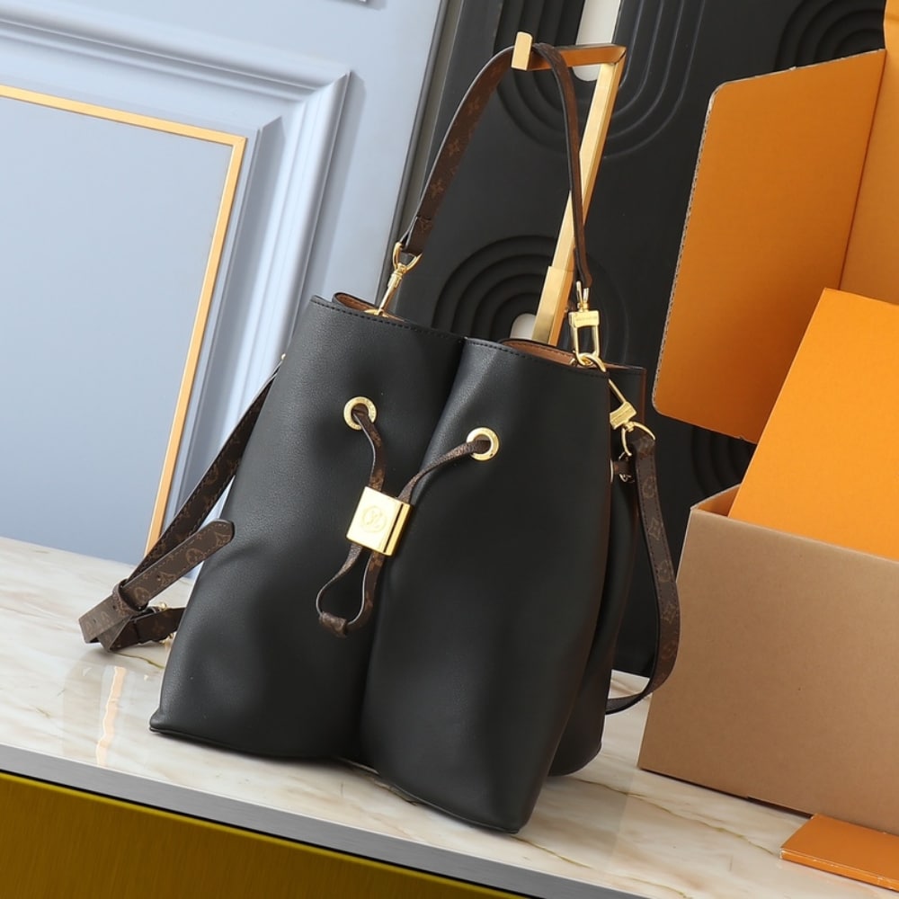 LV BLOOM PM BLACK 16CM M13843