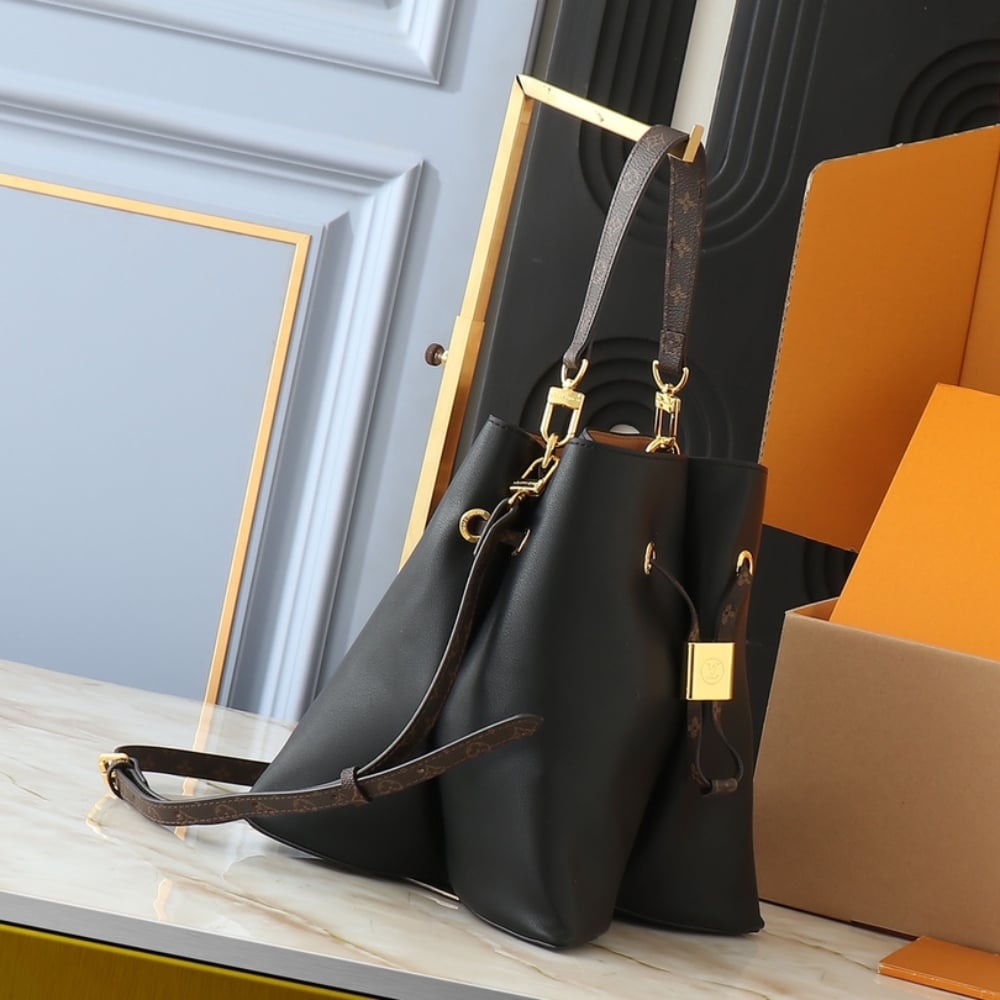 LV BLOOM PM BLACK 16CM M13843