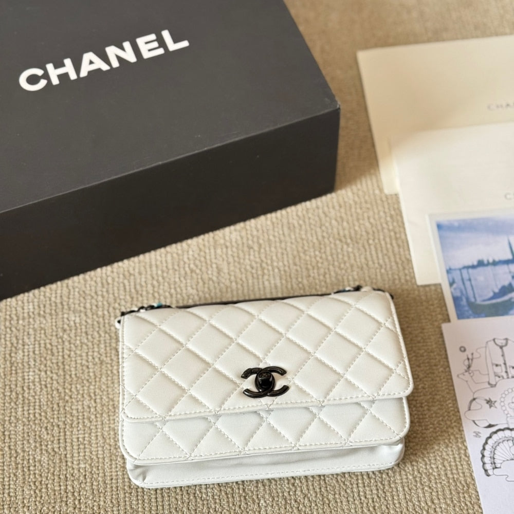 CC WALLET ON CHAIN WHITE LAMBSKIN 19CM