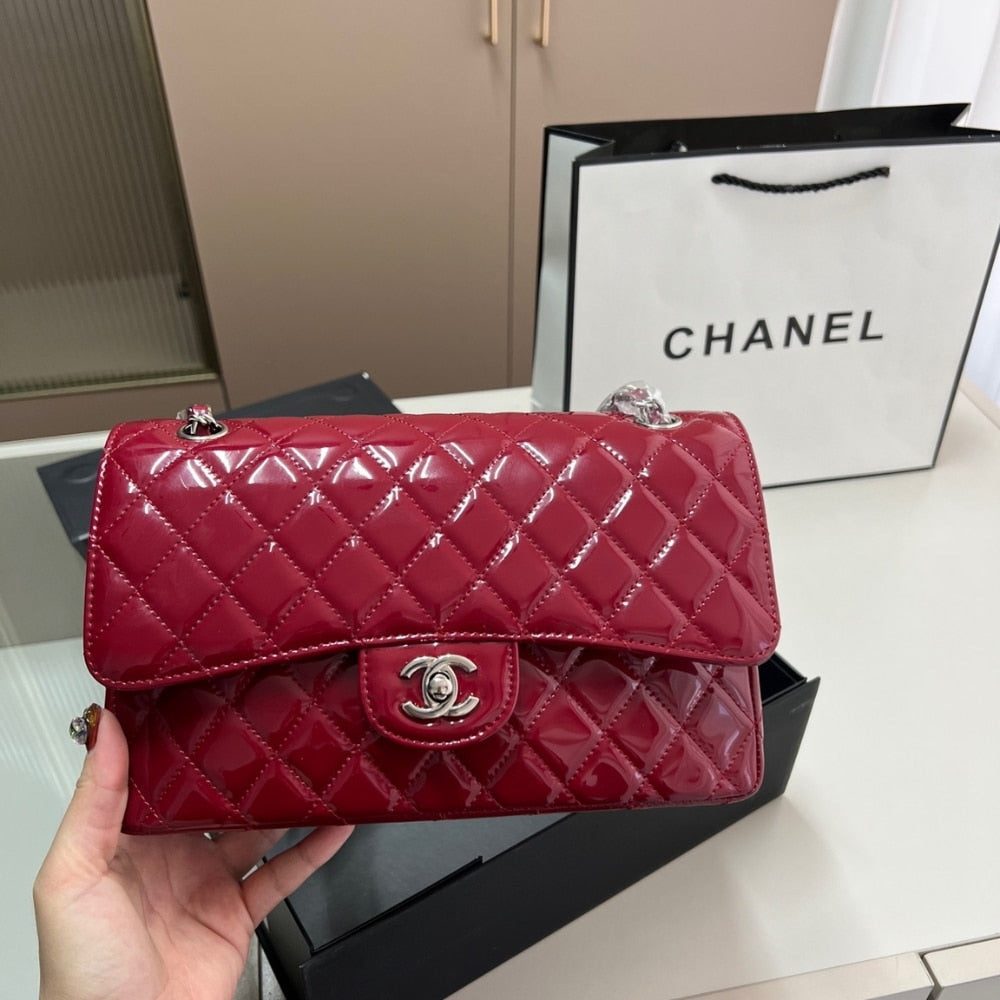 CC MEDIUM CLASSIC DOUBLE FLAP BAG PATENT LEATHER RED 26CM