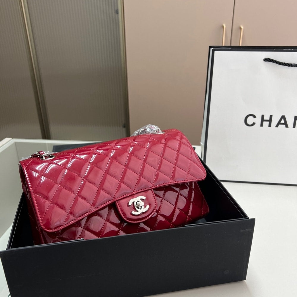 CC MEDIUM CLASSIC DOUBLE FLAP BAG PATENT LEATHER RED 26CM