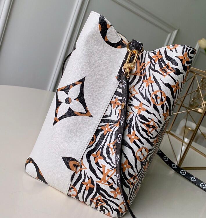 Luxe Touch Bags -   2913