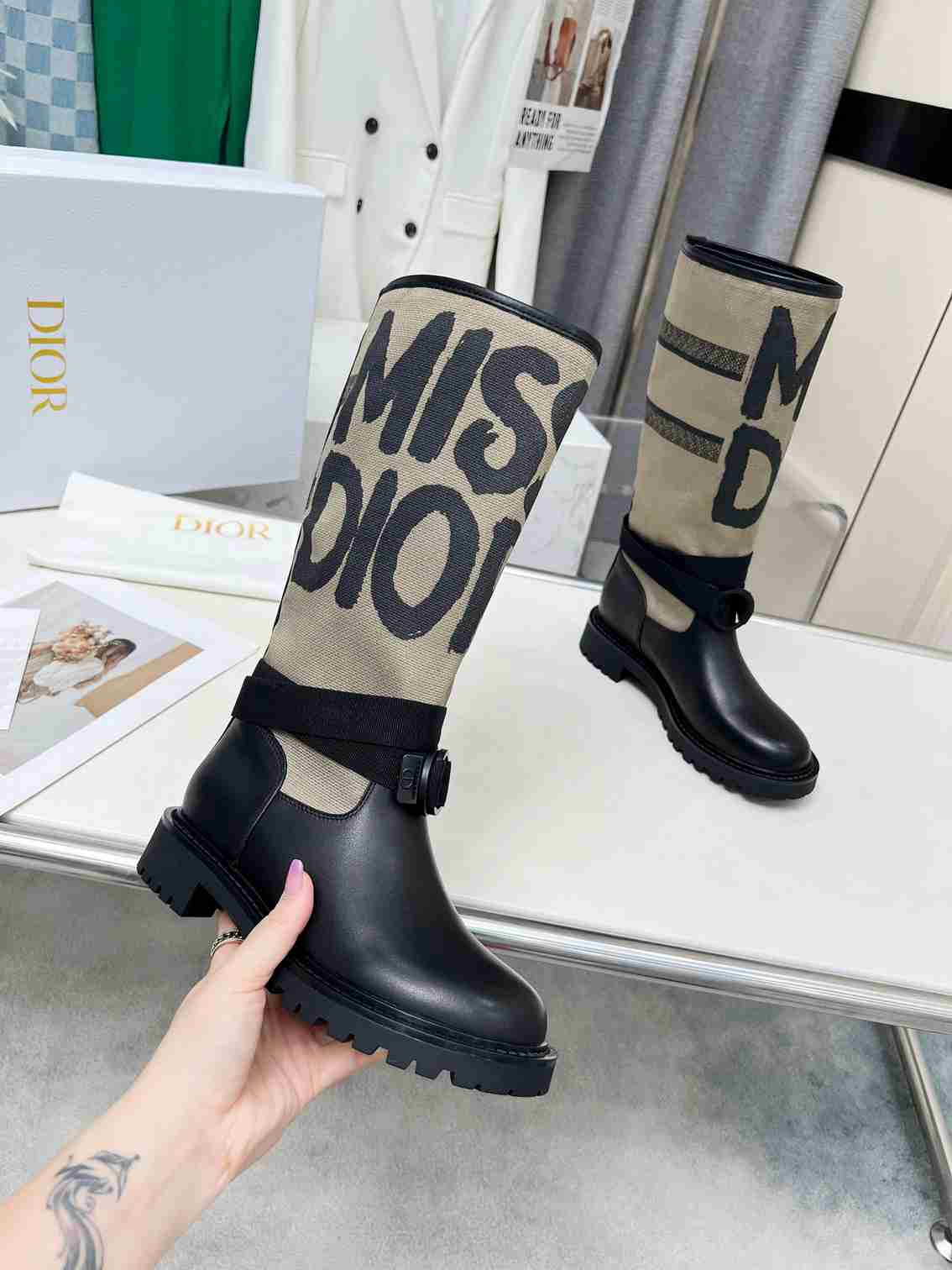 DD D MAJOR BOOT WITH MISS DD PRINT WARM TAUPE KDI929CMV S44X