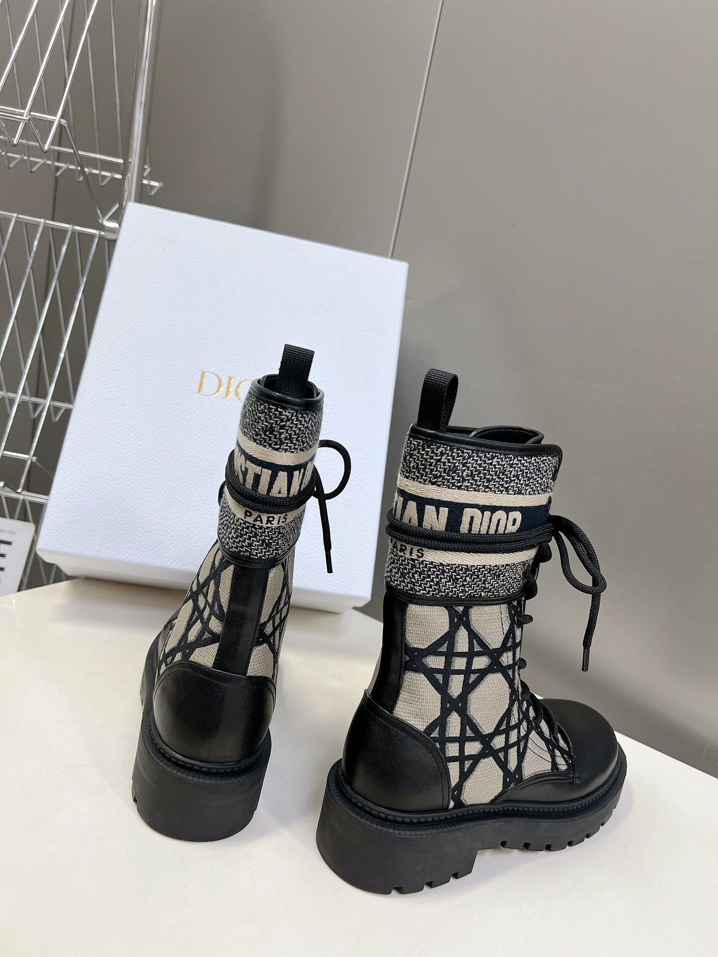 DD D MAJOR BOOTS BLACK AND BEIGE