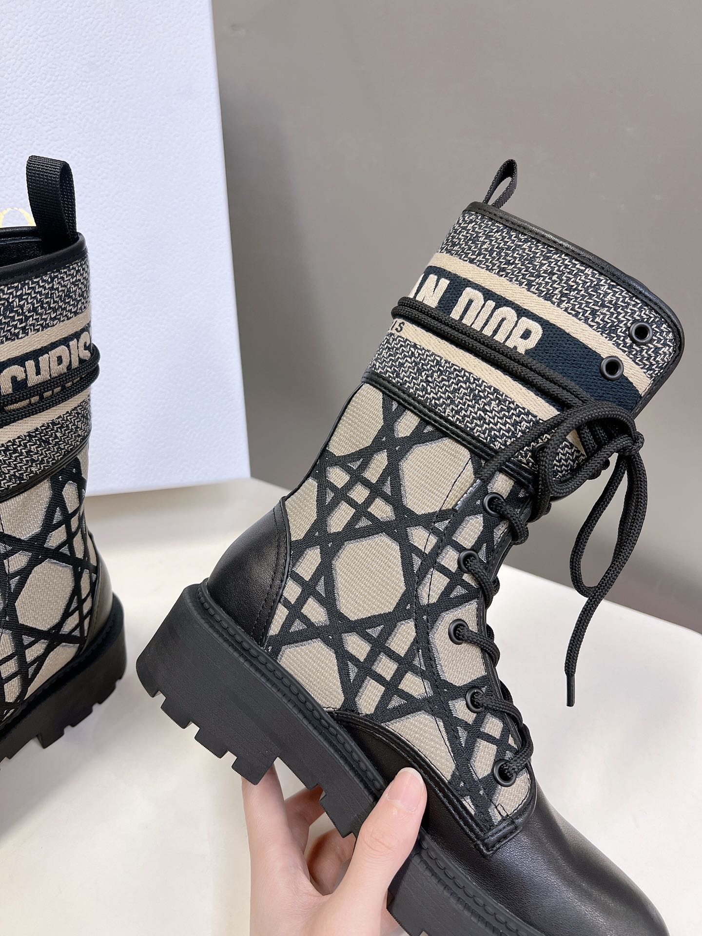 DD D MAJOR BOOTS BLACK AND BEIGE