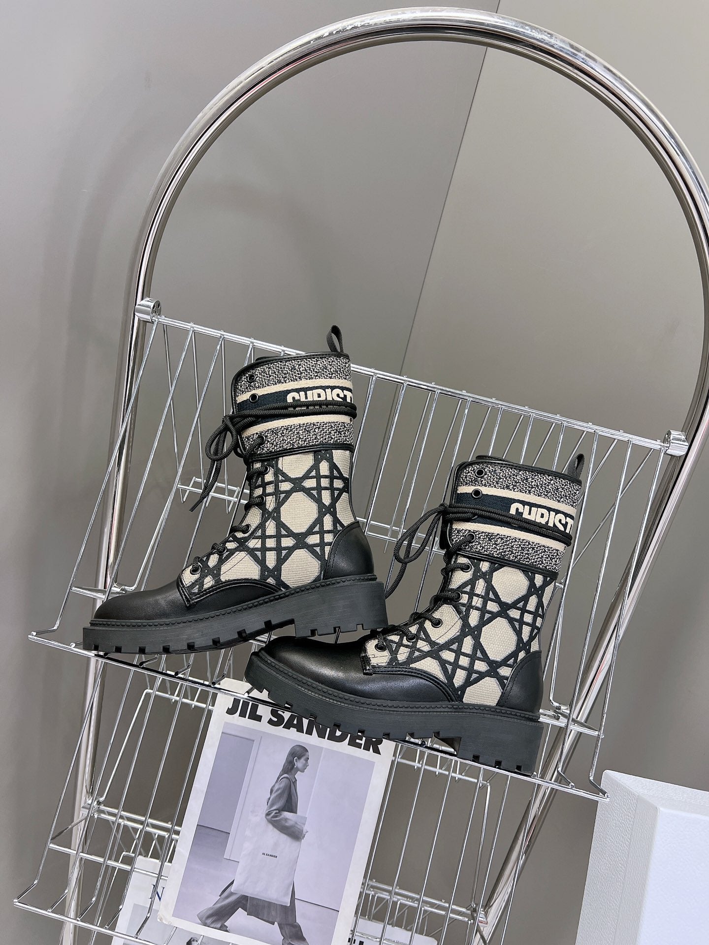 DD D MAJOR BOOTS BLACK AND BEIGE