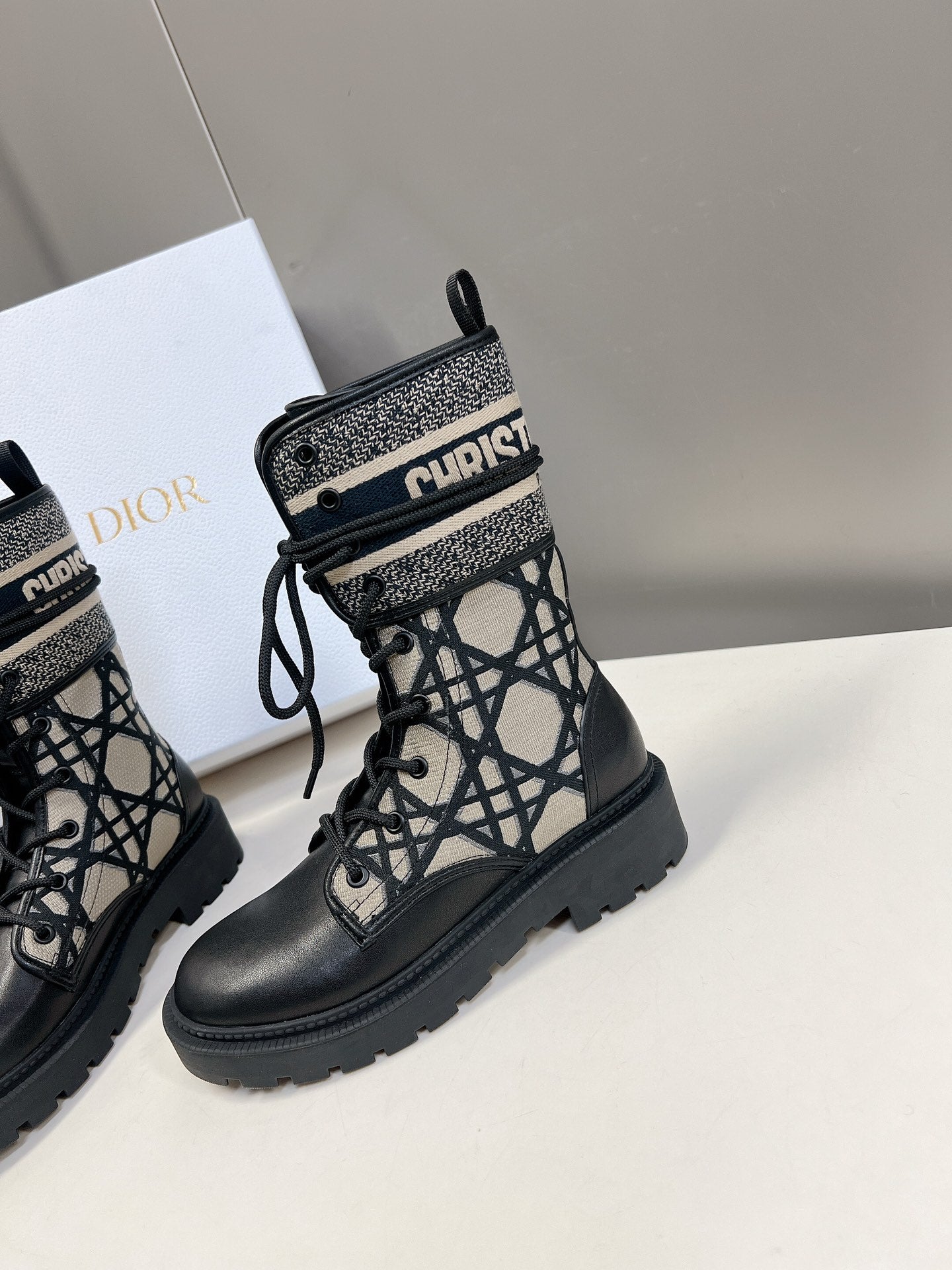 DD D MAJOR BOOTS BLACK AND BEIGE