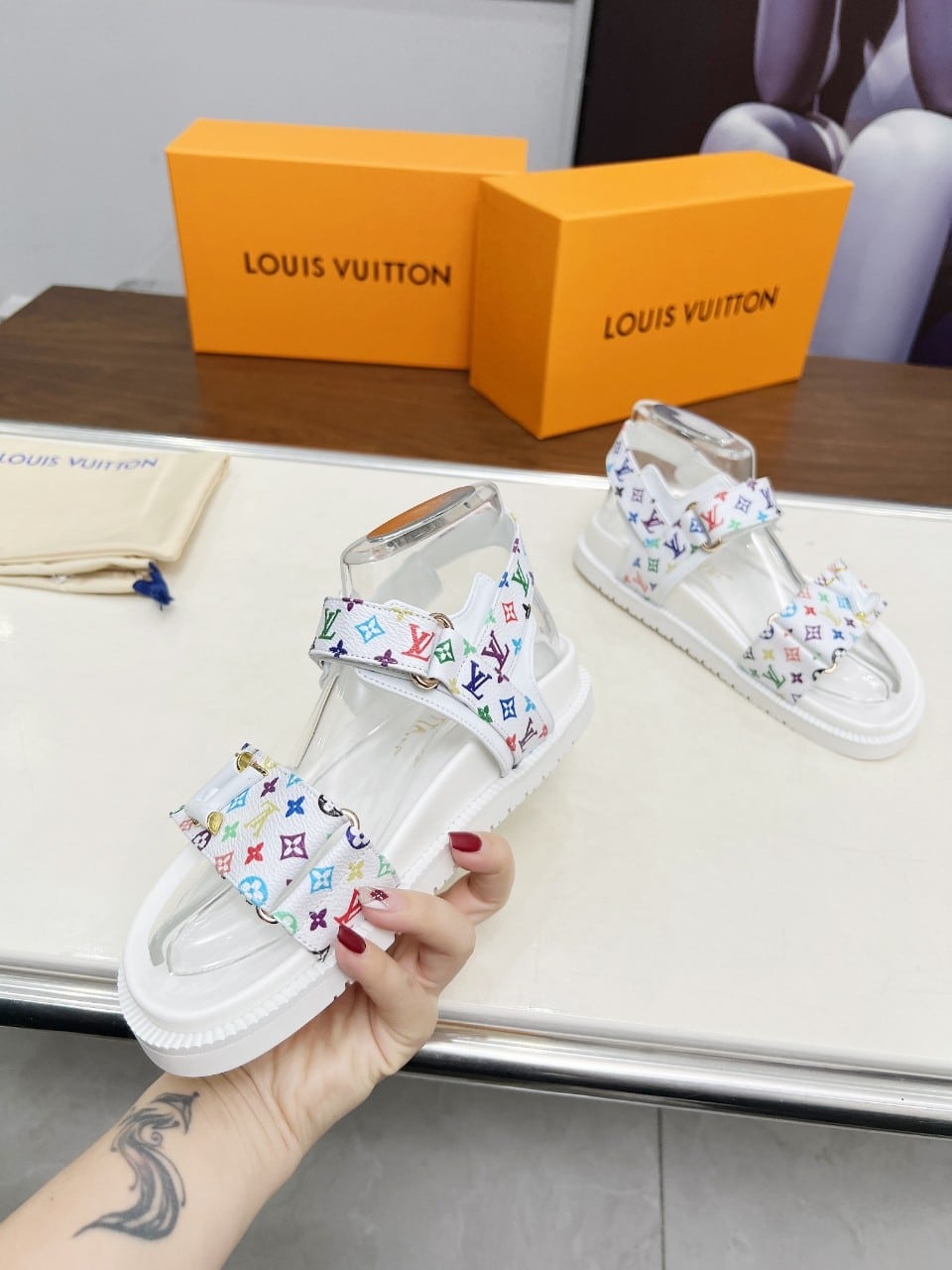 LV X MURAKAMI LV SUNSET FLAT COMFORT SANDAL WHITE 1AGXEQ