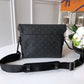 M40511 Messenger MM Voyager black 32cm COWHIDE REAL LEATHER