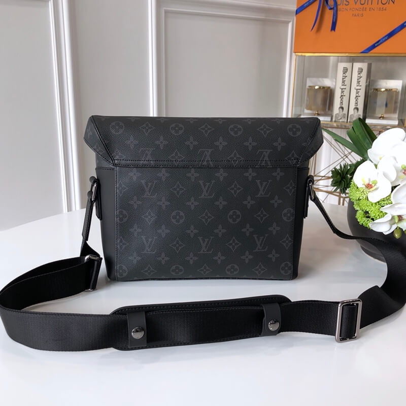 M40511 Messenger MM Voyager black 32cm COWHIDE REAL LEATHER