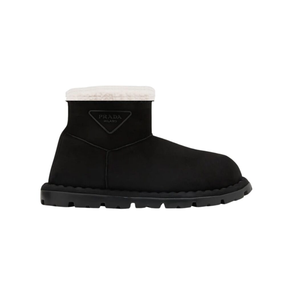 PD SHEARLING BOOTIES BLACK WITH RUBBER TRIANGLE LOGO