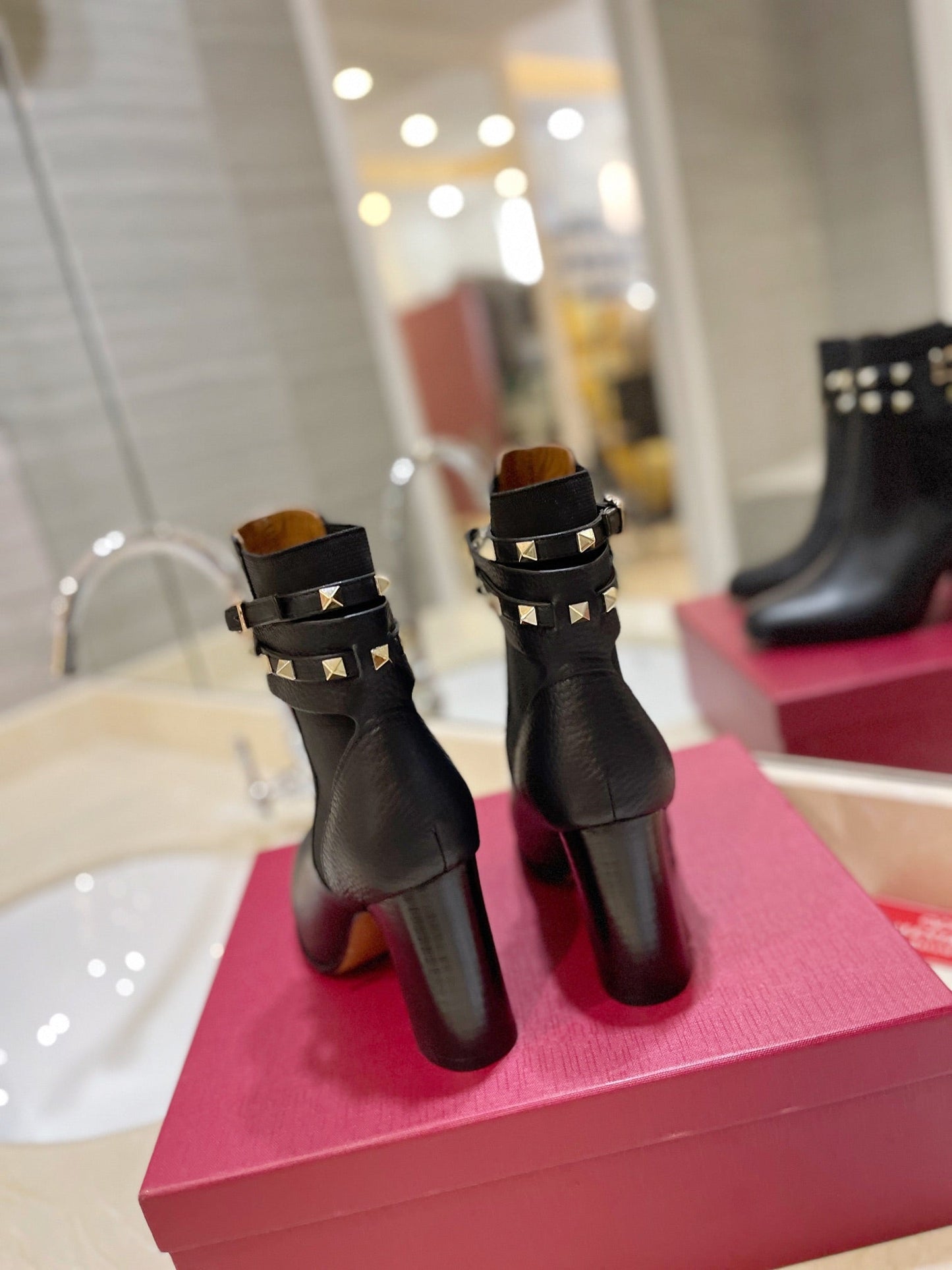 VL GARAVANI ROCKSTUD GRAINY CALFSKIN ANKLE BOOT BLACK 3W2S0P62VCE 0NO