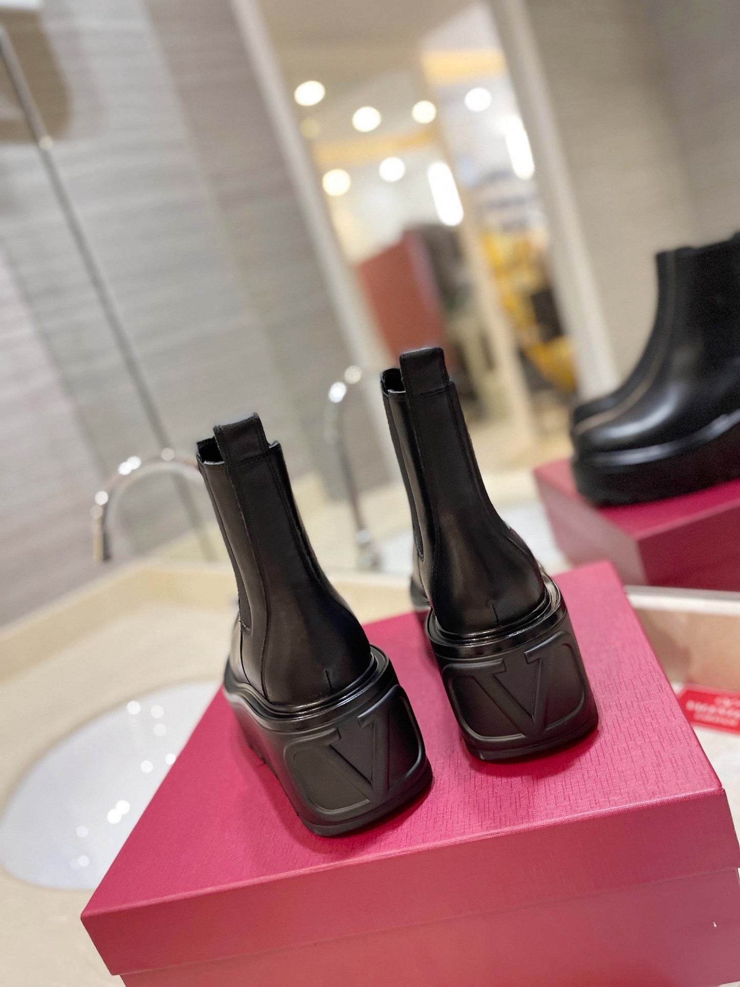 VL GARAVANI UNIQUEFORM V LOGO LEATHER PLATFORM BOOTS BLACK