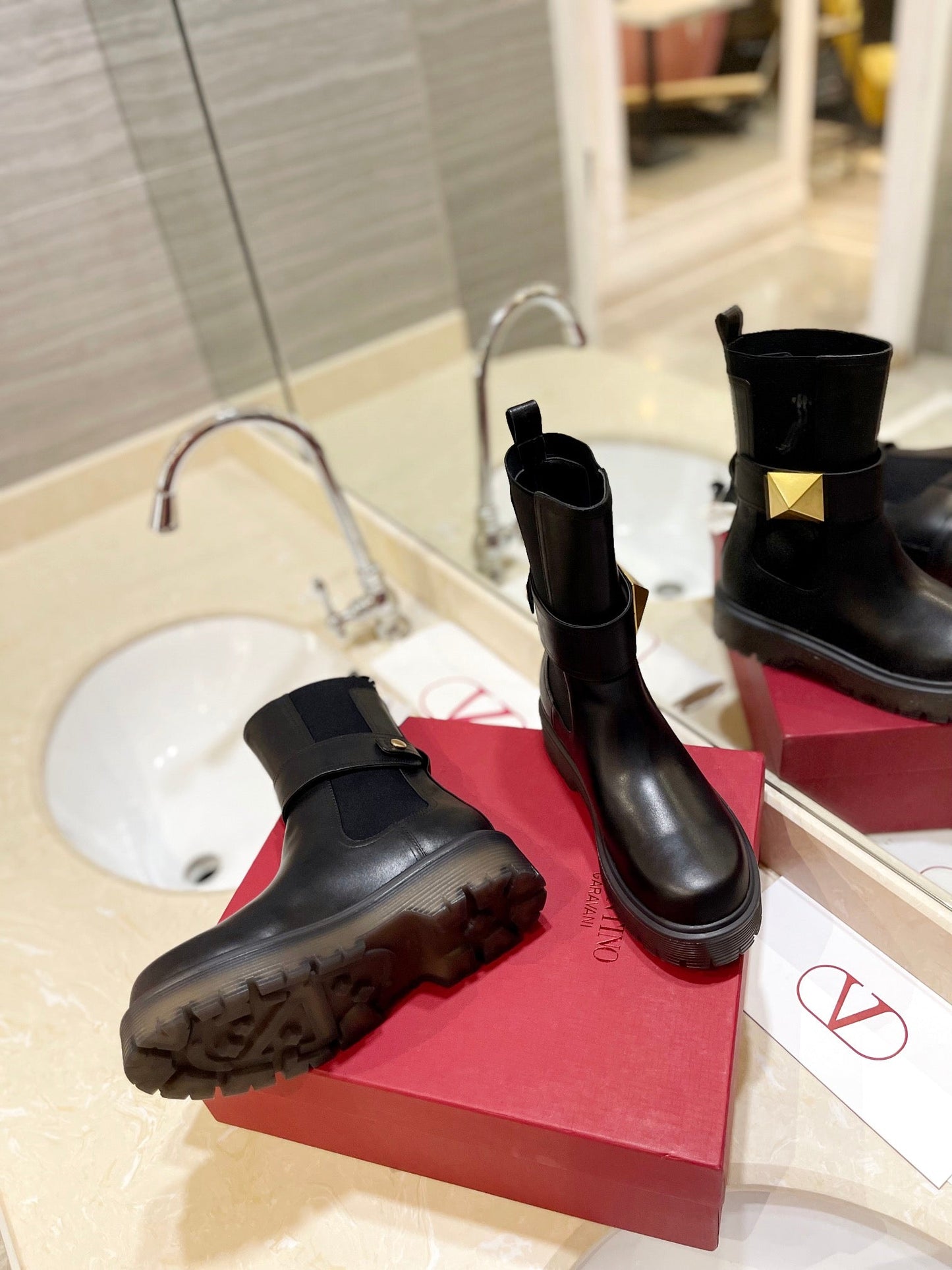 VL GARAVANI ONE STUD BEATLE BOOT IN CALFSKIN BLACK