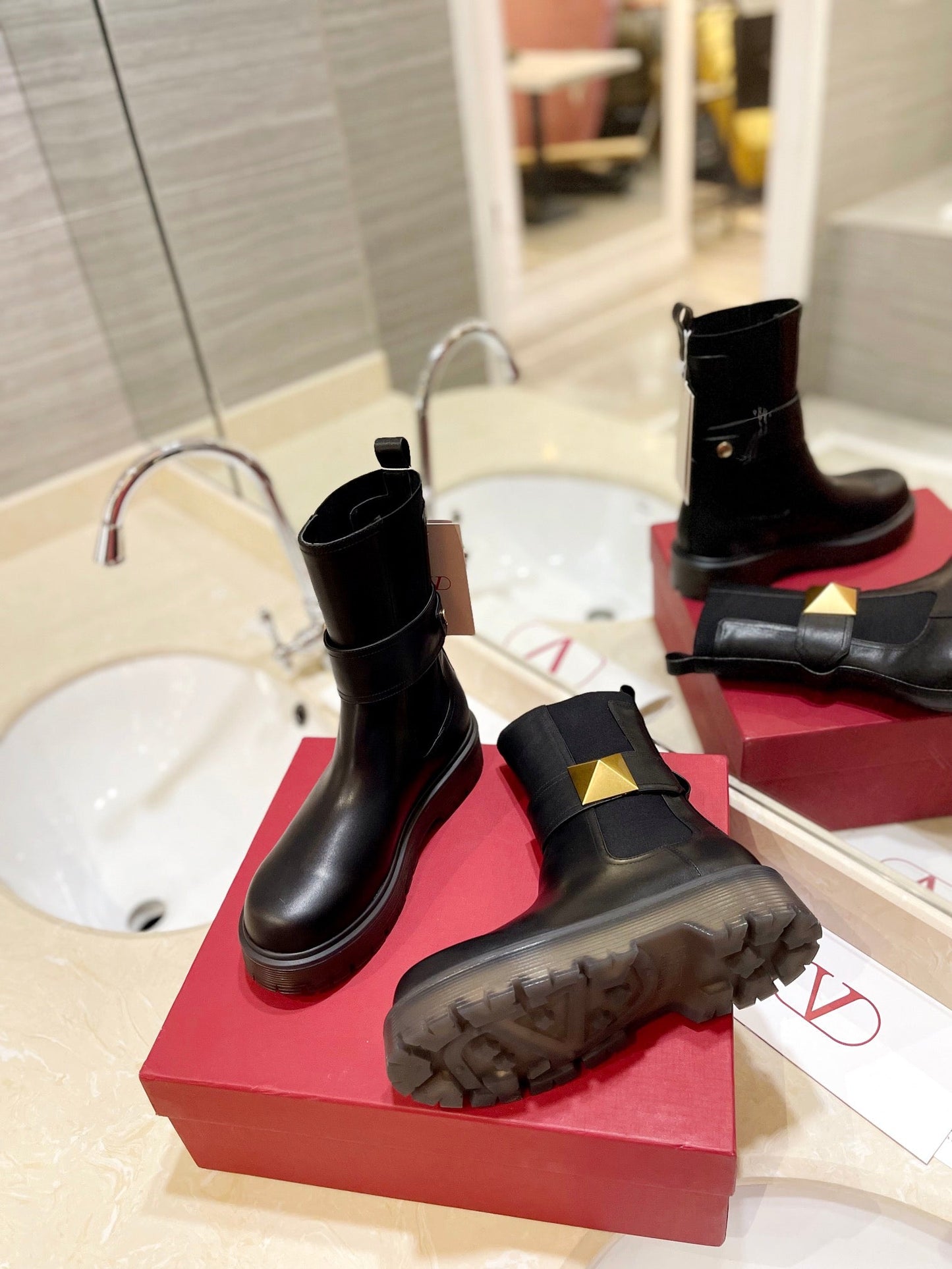 VL GARAVANI ONE STUD BEATLE BOOT IN CALFSKIN BLACK