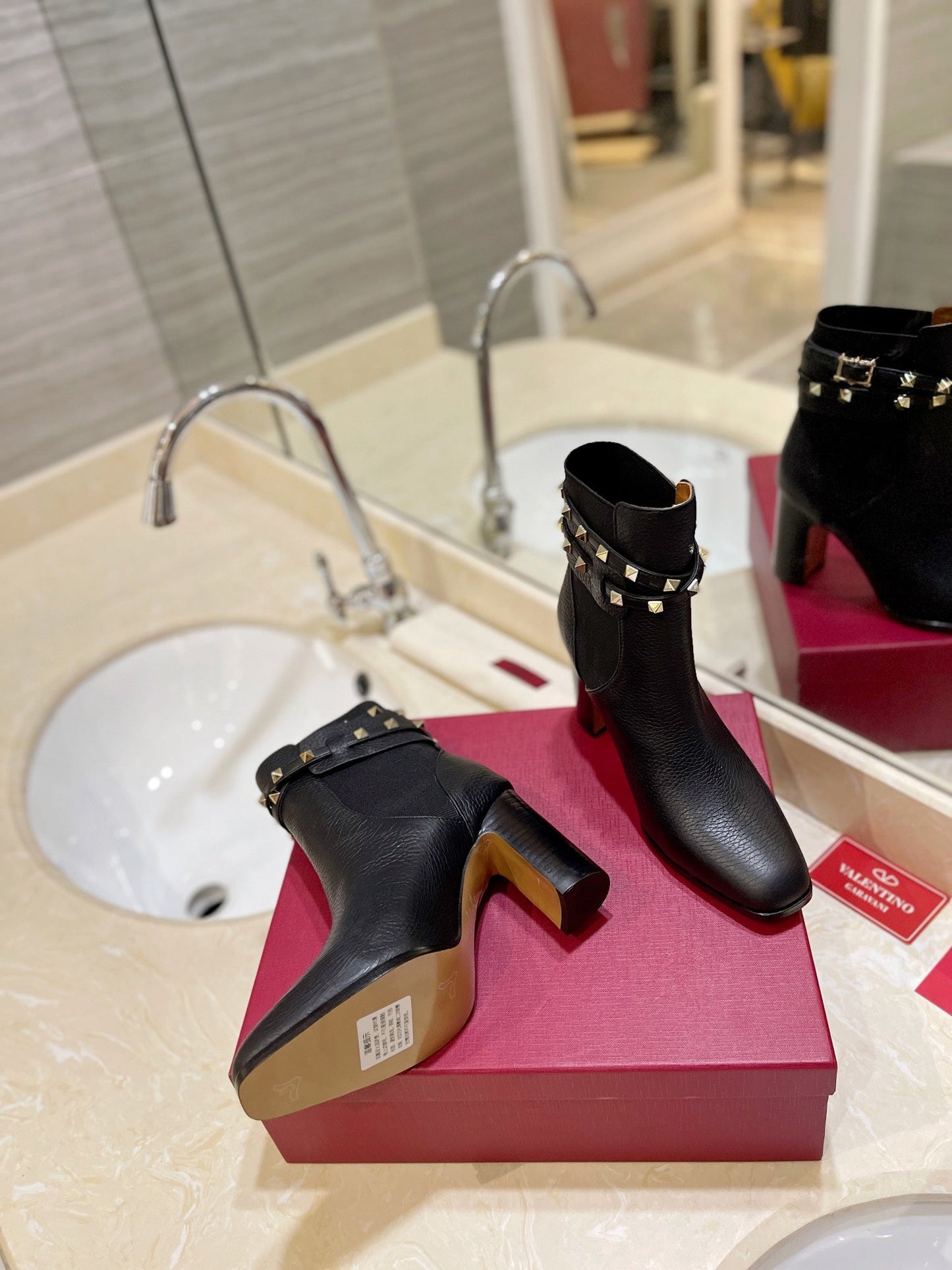 VL GARAVANI ROCKSTUD GRAINY CALFSKIN ANKLE BOOT BLACK 3W2S0P62VCE 0NO