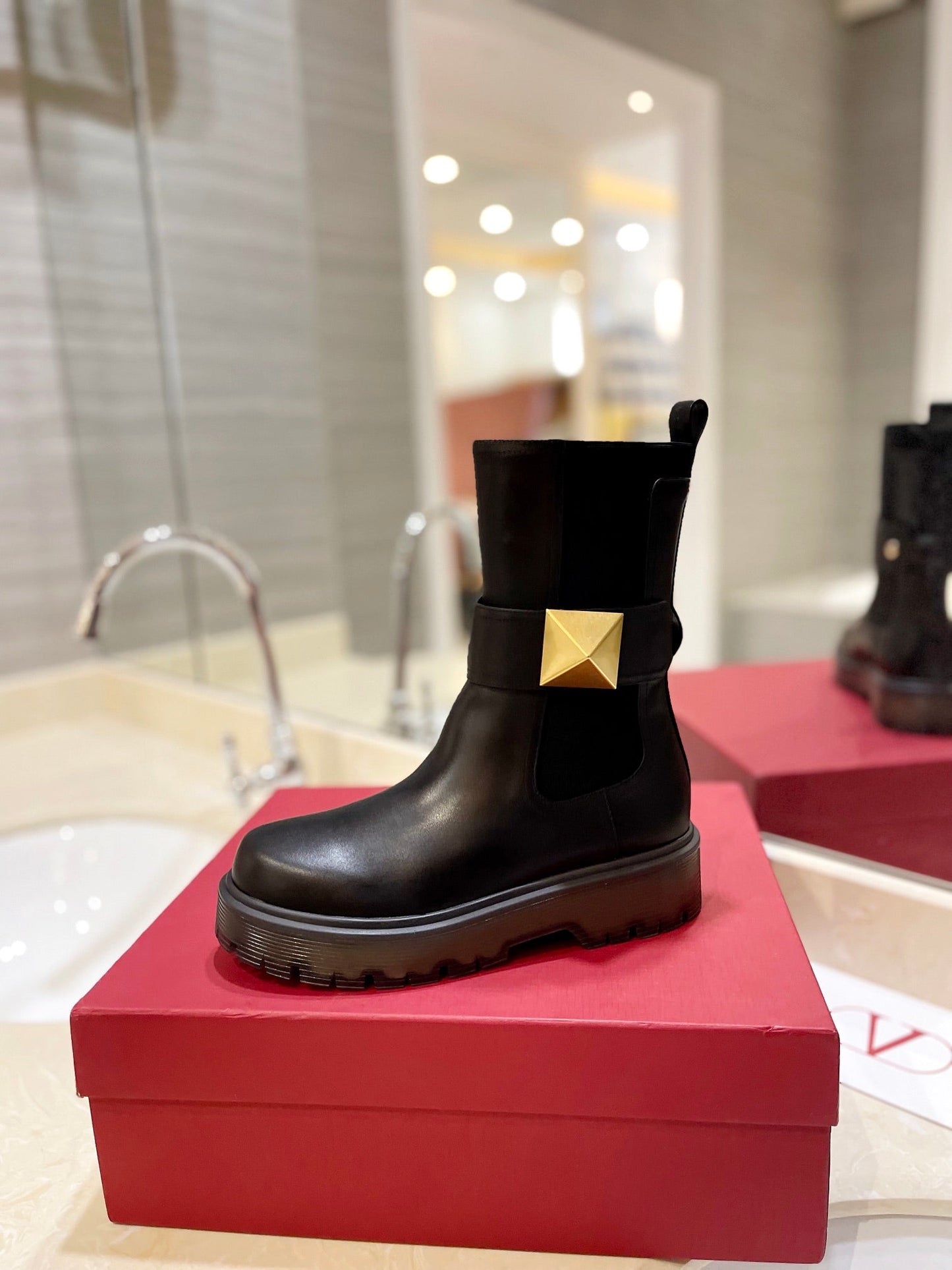 VL GARAVANI ONE STUD BEATLE BOOT IN CALFSKIN BLACK