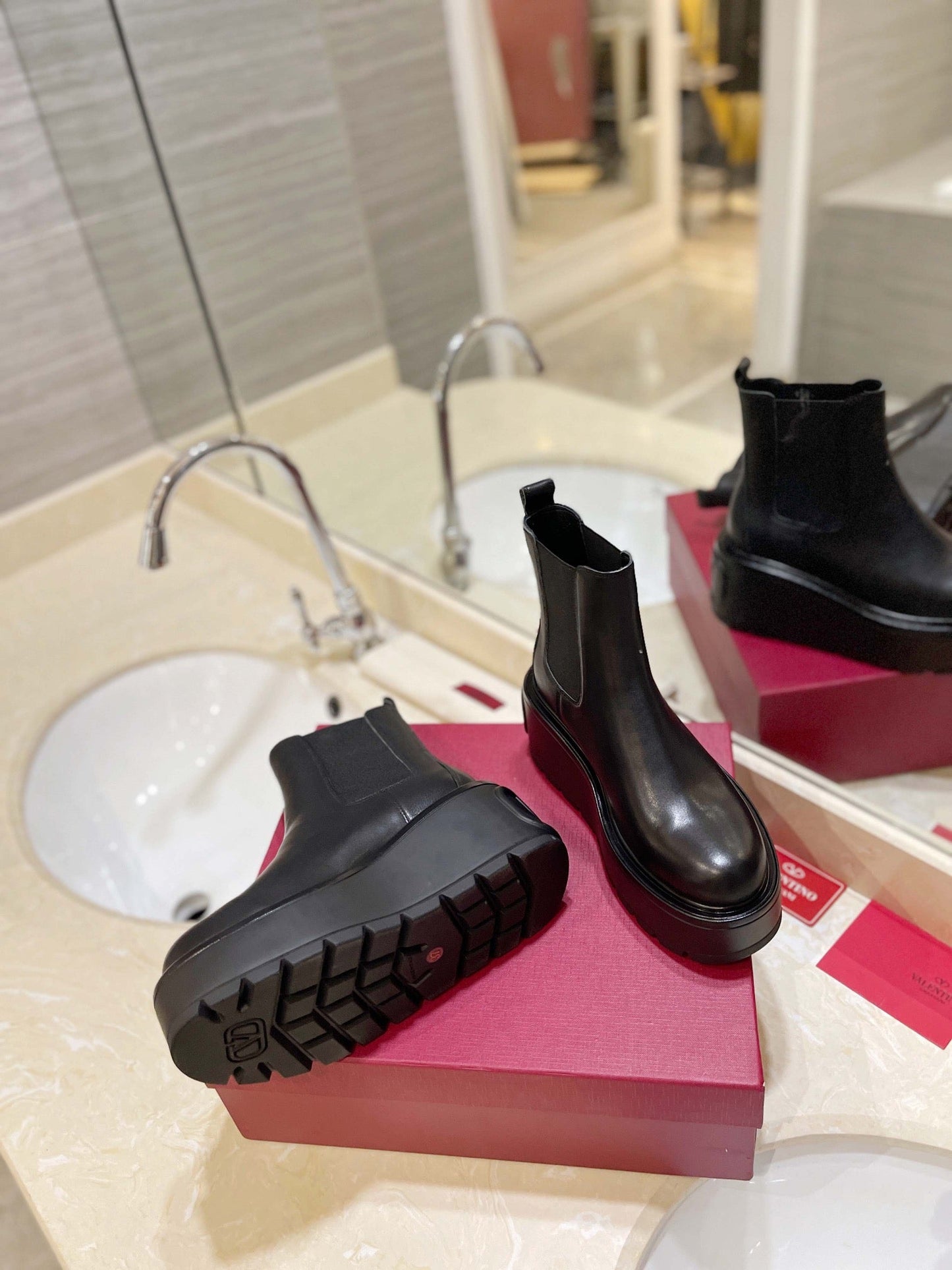 VL GARAVANI UNIQUEFORM V LOGO LEATHER PLATFORM BOOTS BLACK
