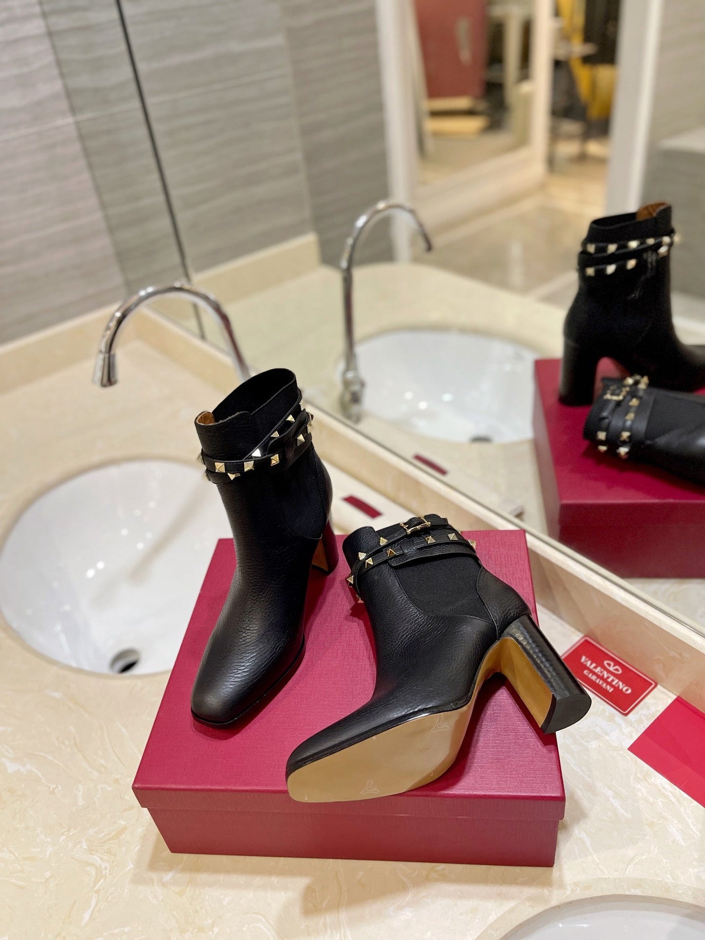 VL GARAVANI ROCKSTUD GRAINY CALFSKIN ANKLE BOOT BLACK 3W2S0P62VCE 0NO