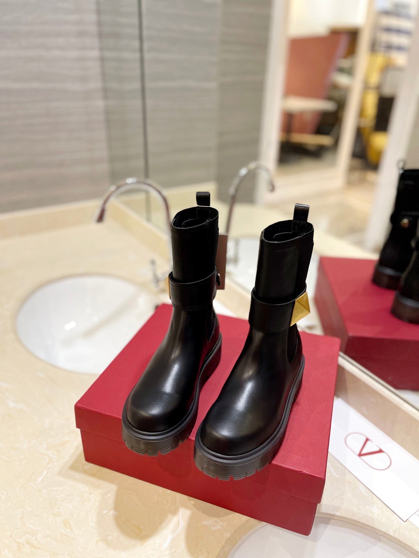 VL GARAVANI ONE STUD BEATLE BOOT IN CALFSKIN BLACK