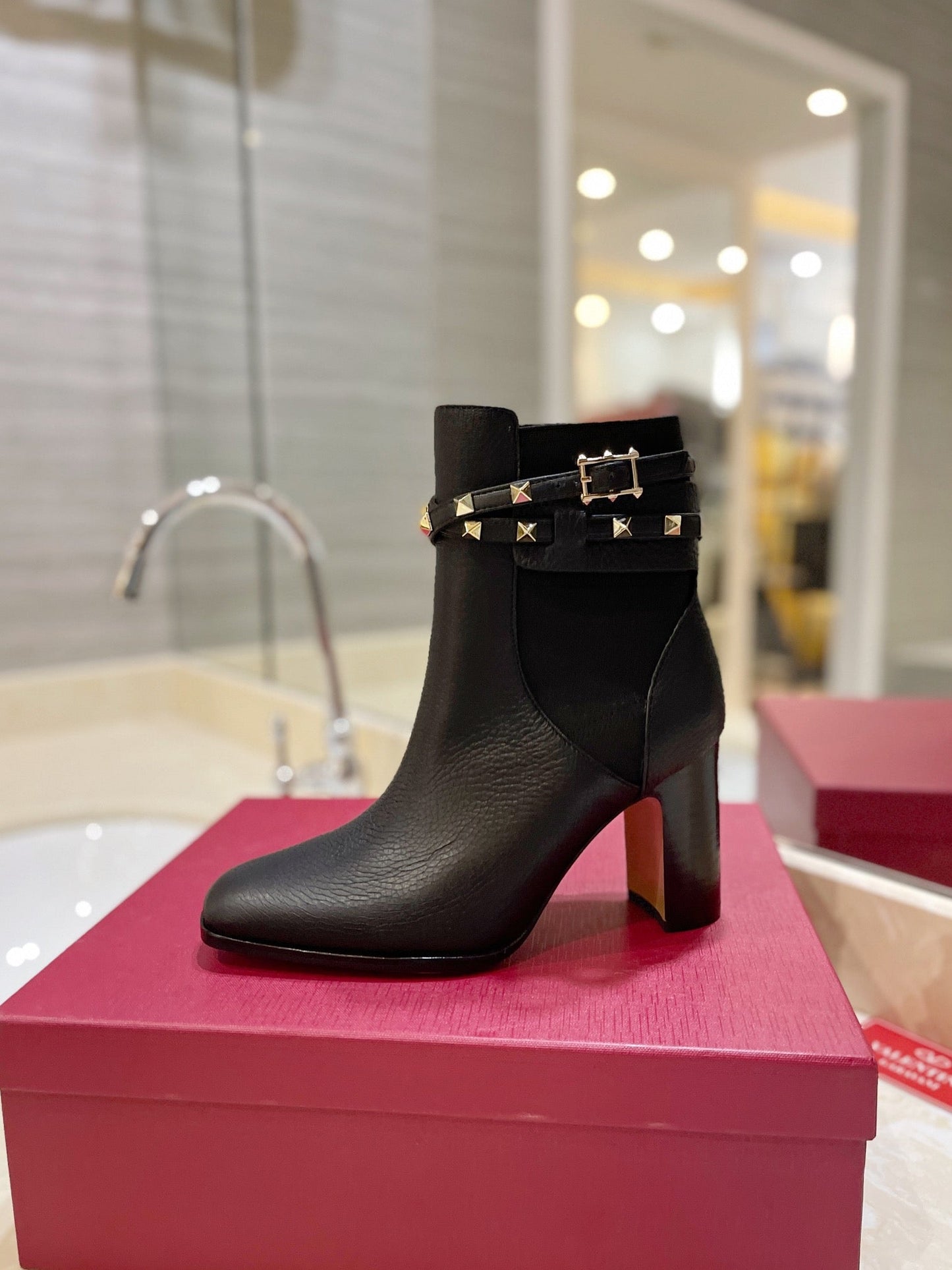 VL GARAVANI ROCKSTUD GRAINY CALFSKIN ANKLE BOOT BLACK 3W2S0P62VCE 0NO