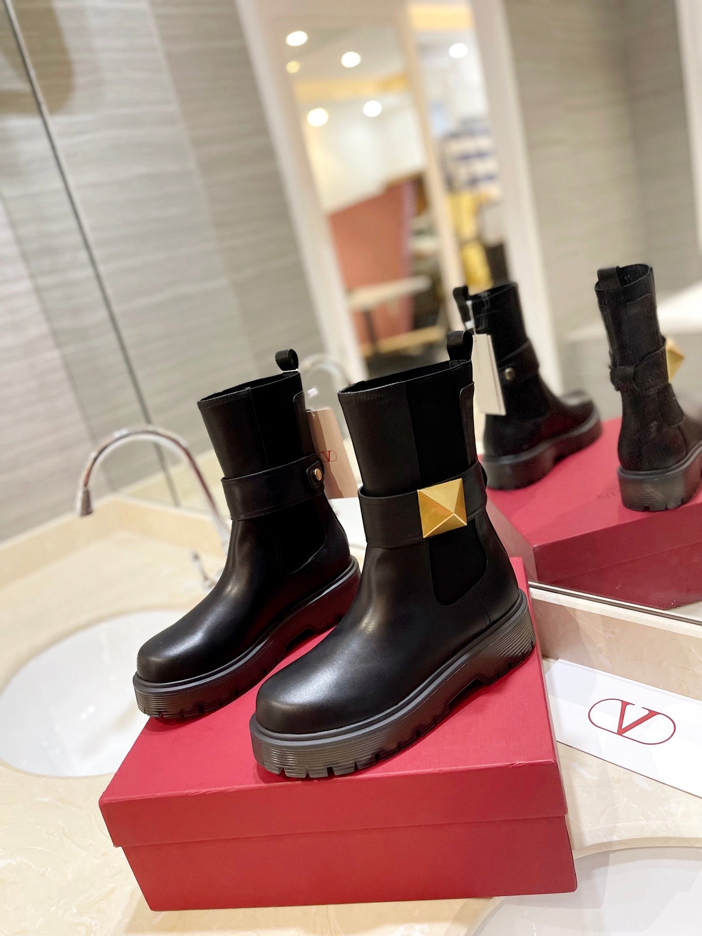 VL GARAVANI ONE STUD BEATLE BOOT IN CALFSKIN BLACK