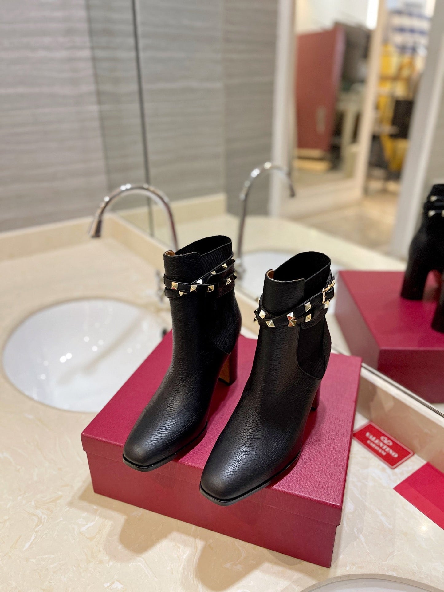 VL GARAVANI ROCKSTUD GRAINY CALFSKIN ANKLE BOOT BLACK 3W2S0P62VCE 0NO