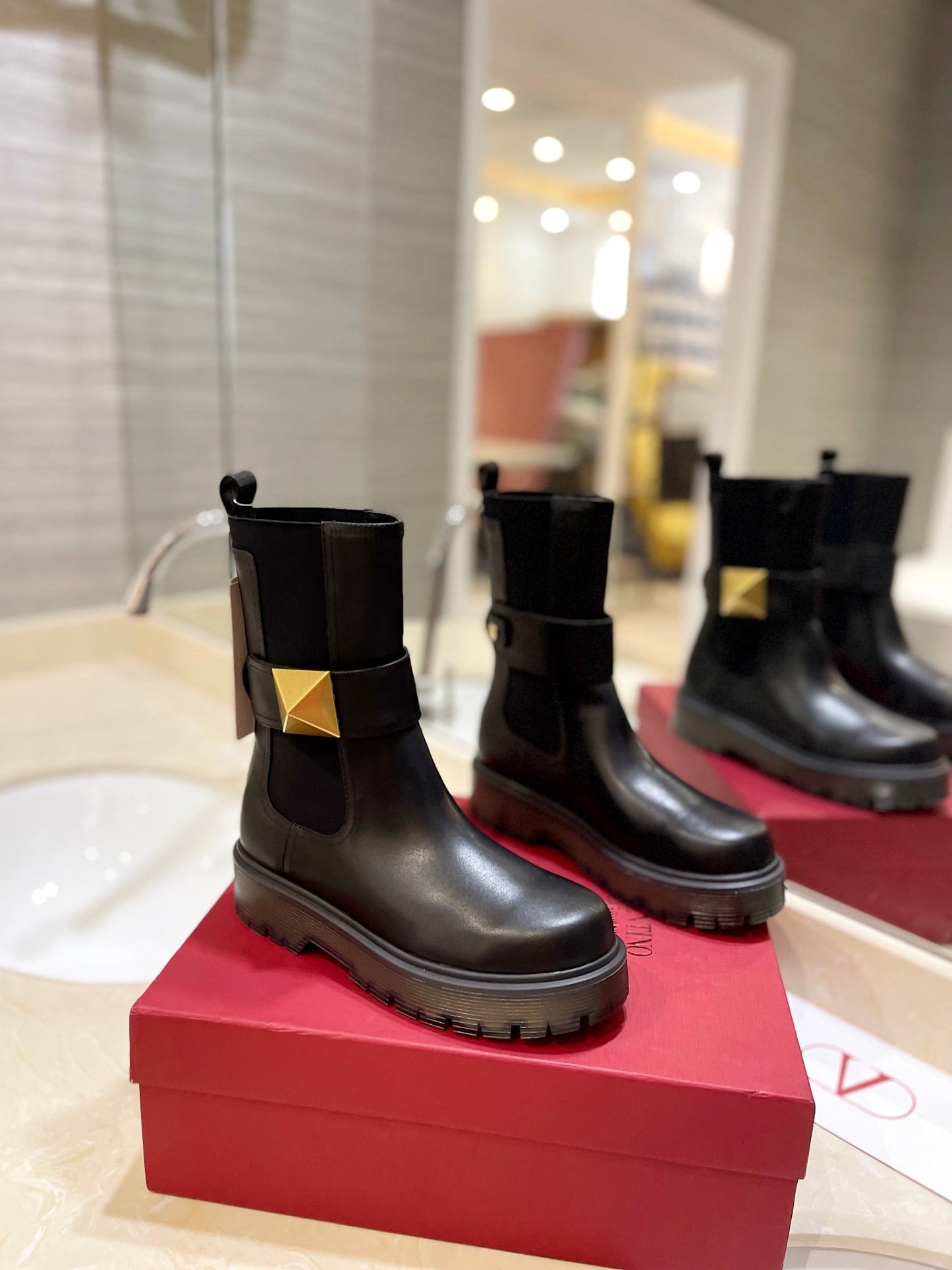 VL GARAVANI ONE STUD BEATLE BOOT IN CALFSKIN BLACK