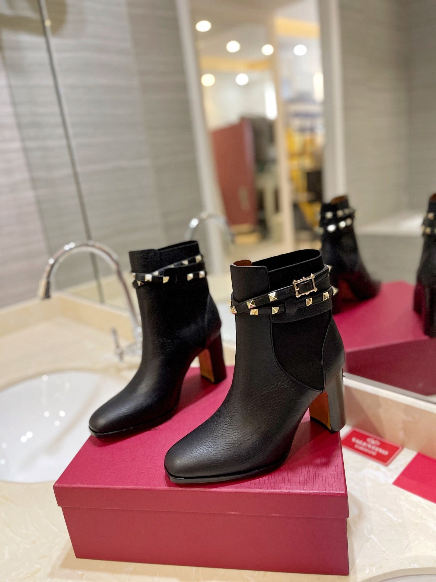 VL GARAVANI ROCKSTUD GRAINY CALFSKIN ANKLE BOOT BLACK 3W2S0P62VCE 0NO