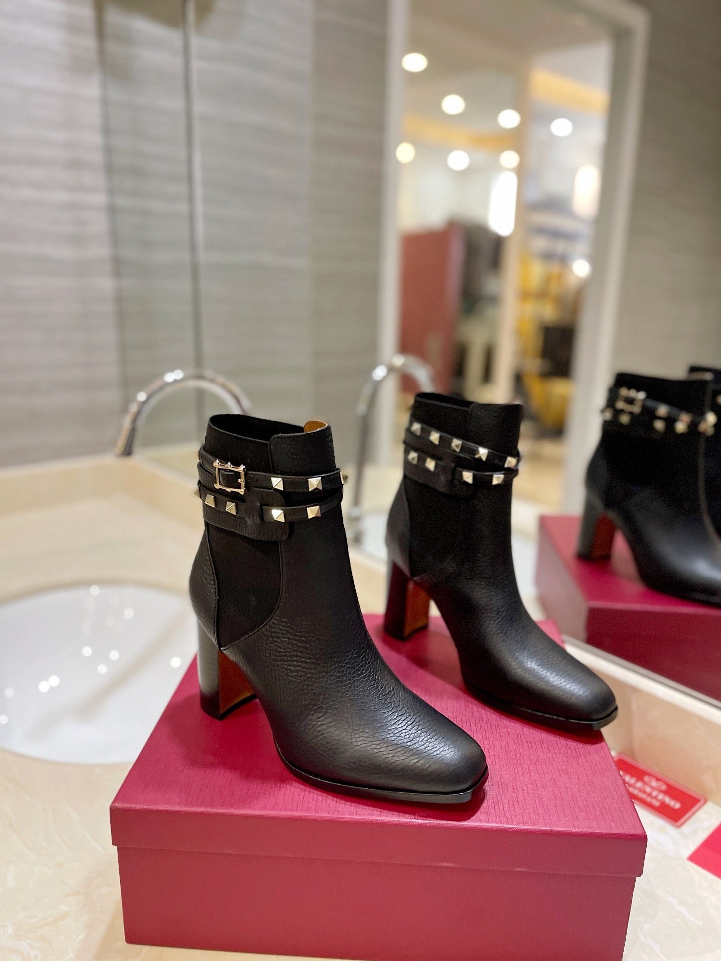 VL GARAVANI ROCKSTUD GRAINY CALFSKIN ANKLE BOOT BLACK 3W2S0P62VCE 0NO