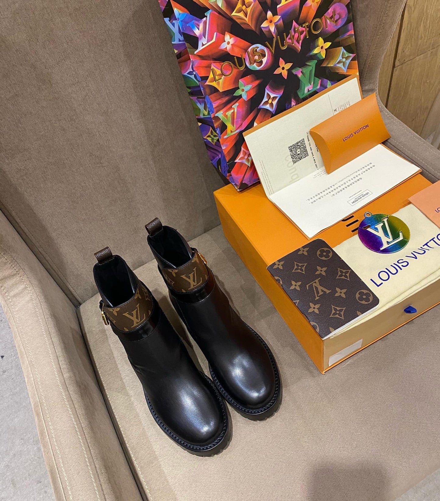 LV DISCOVERY FLAT ANKLE BOOT BLACK 1A868L