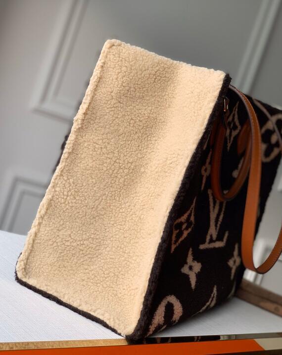 Luxe Touch Bags -   2989