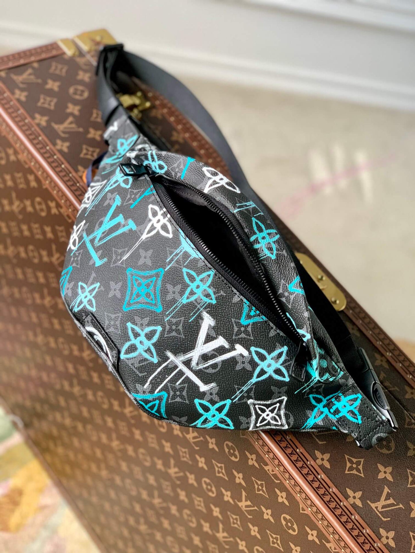 M21397 DISCOVERY BUMBAG Monogram Eclipse 44CM green