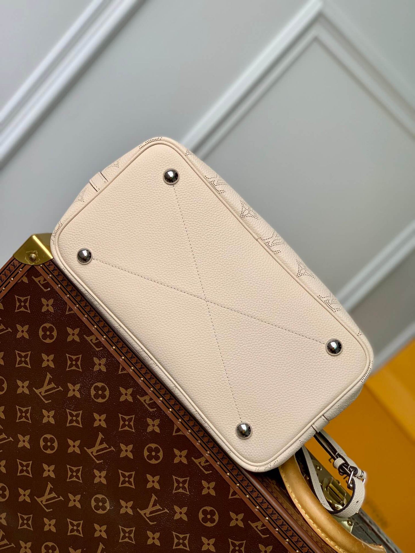 M21850 Blossom MM Handbag 30cm milk white neverfull