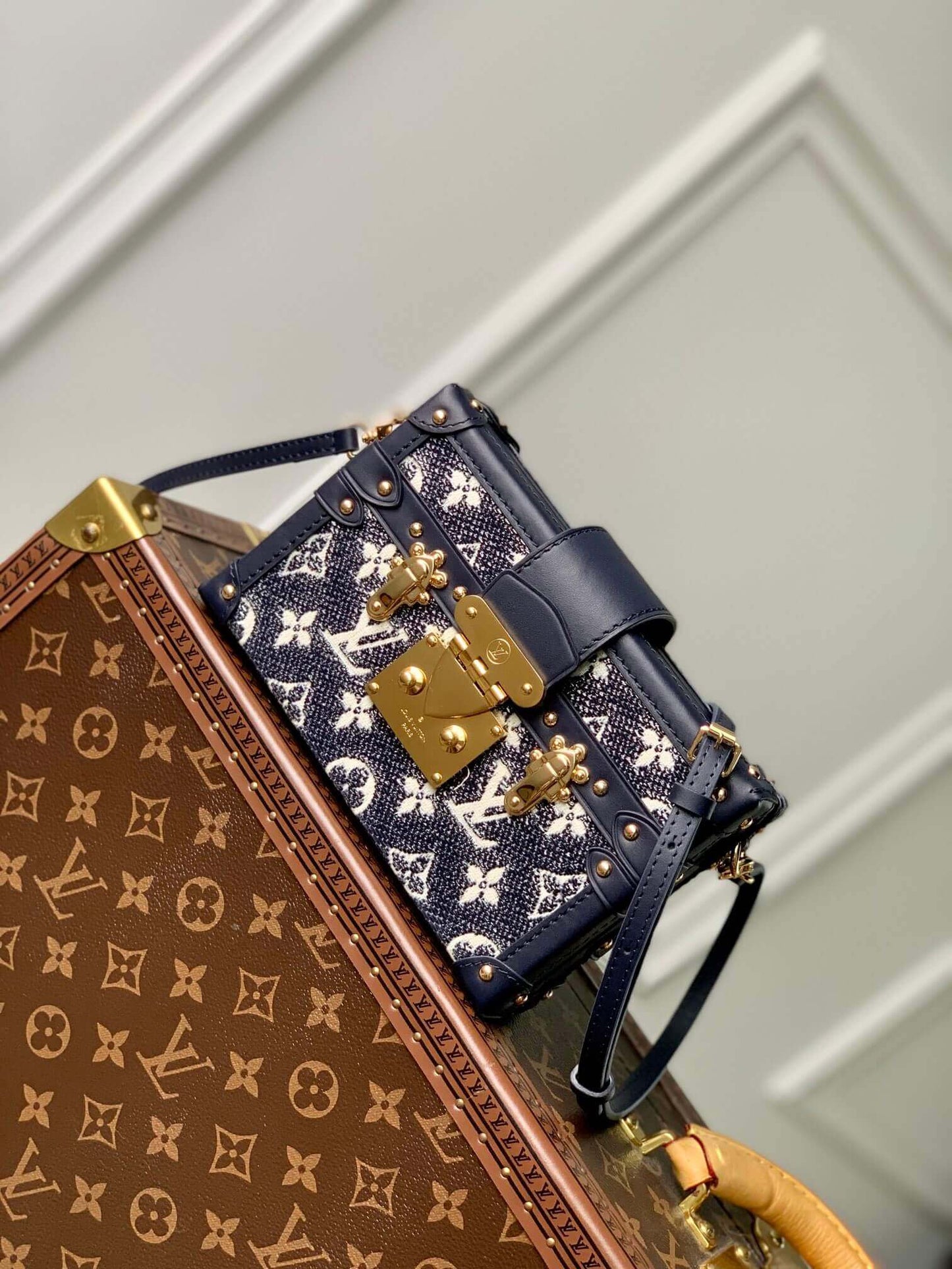 M22882 PETITE MALLE 20cm Monoglam blue