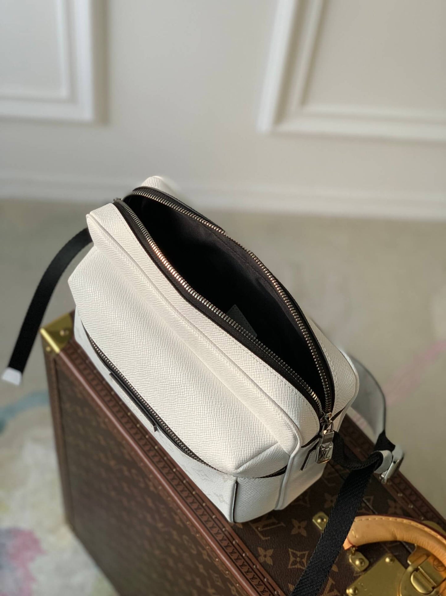 M30873 Outdoor Messenger 26cm Monogram Off white