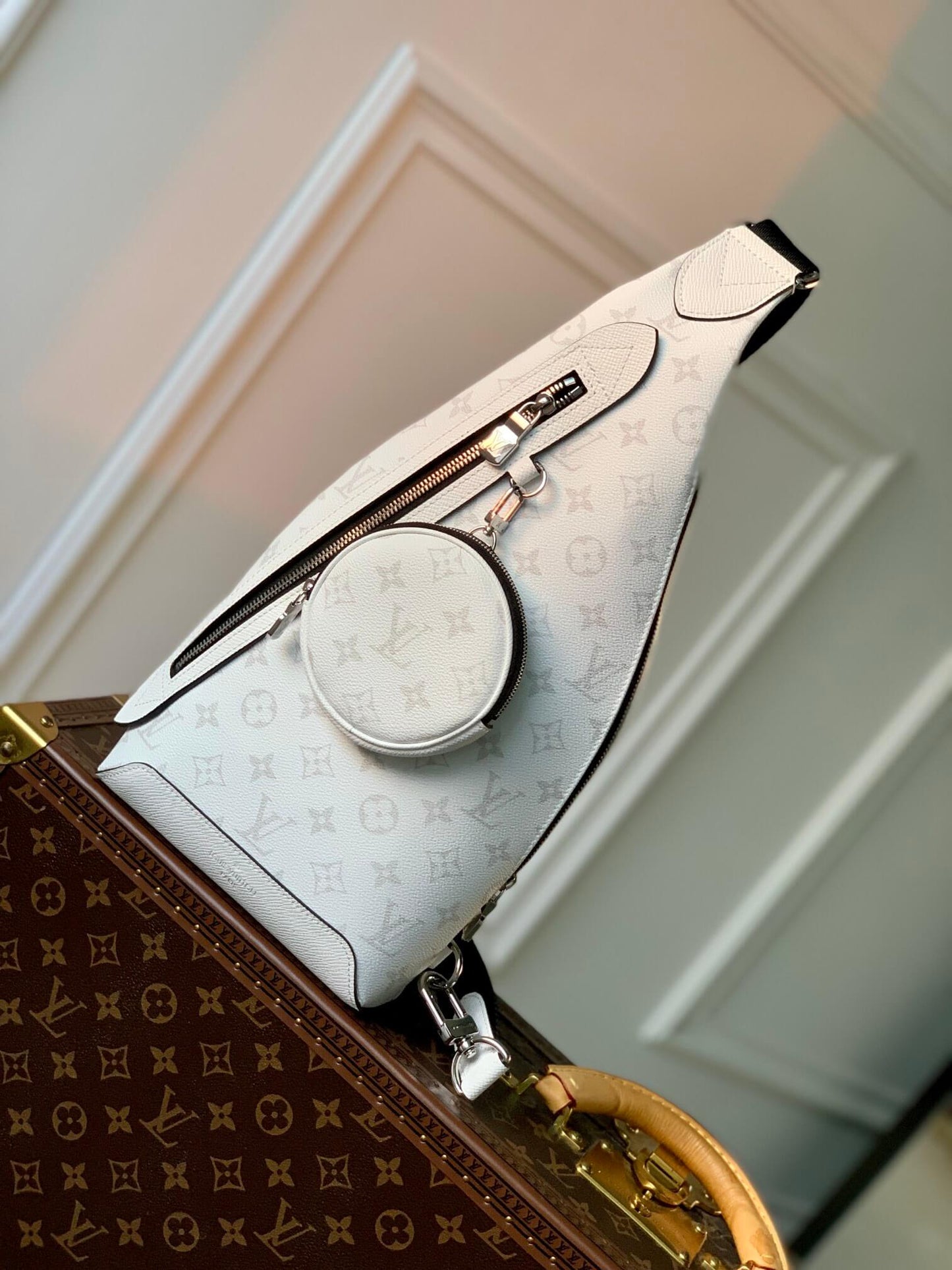 M30936 Duo Sling Bag 20cm white Monogram bumbag