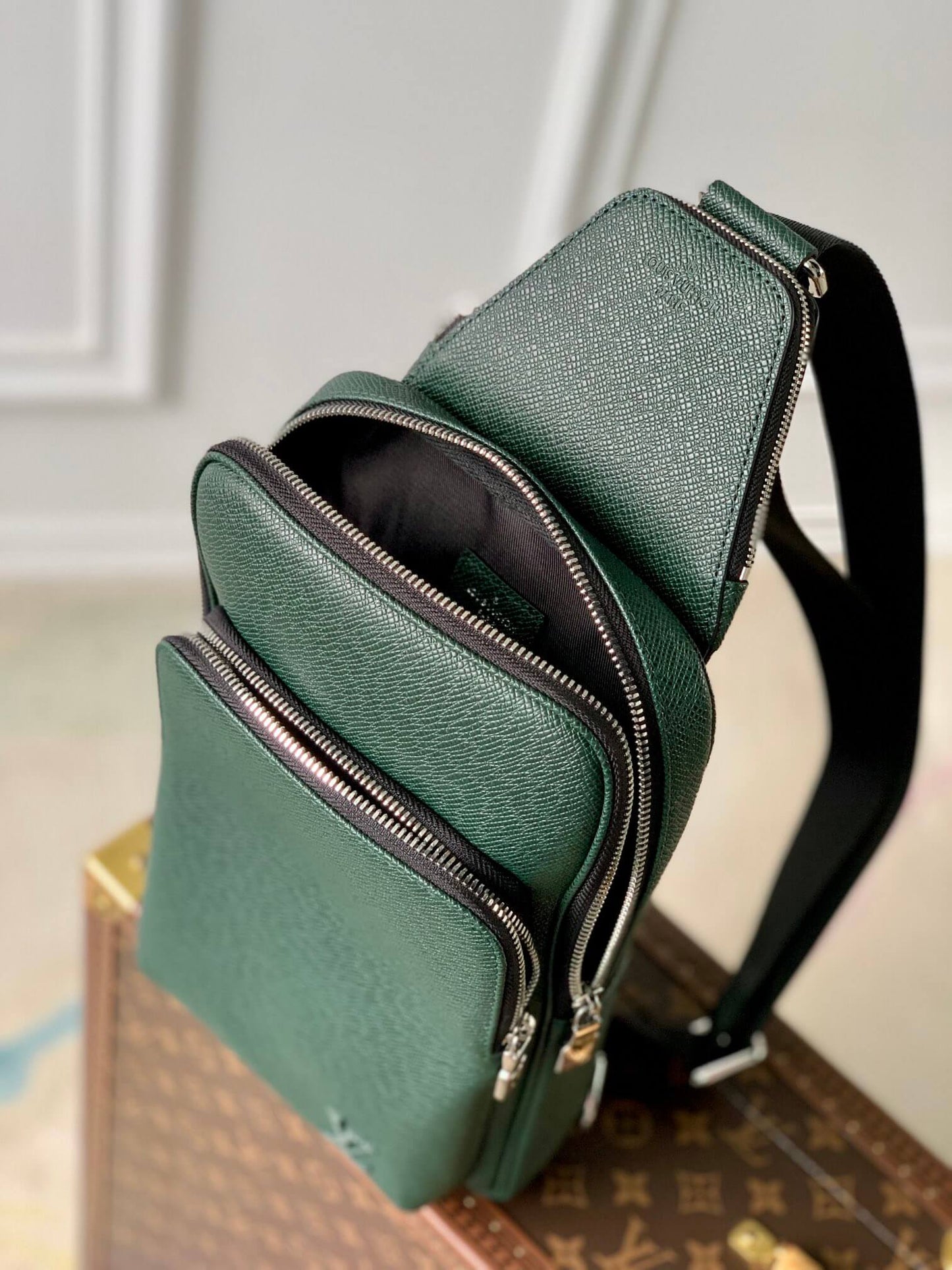 M41719 Avenue Taïga blackish green man bag 20cm