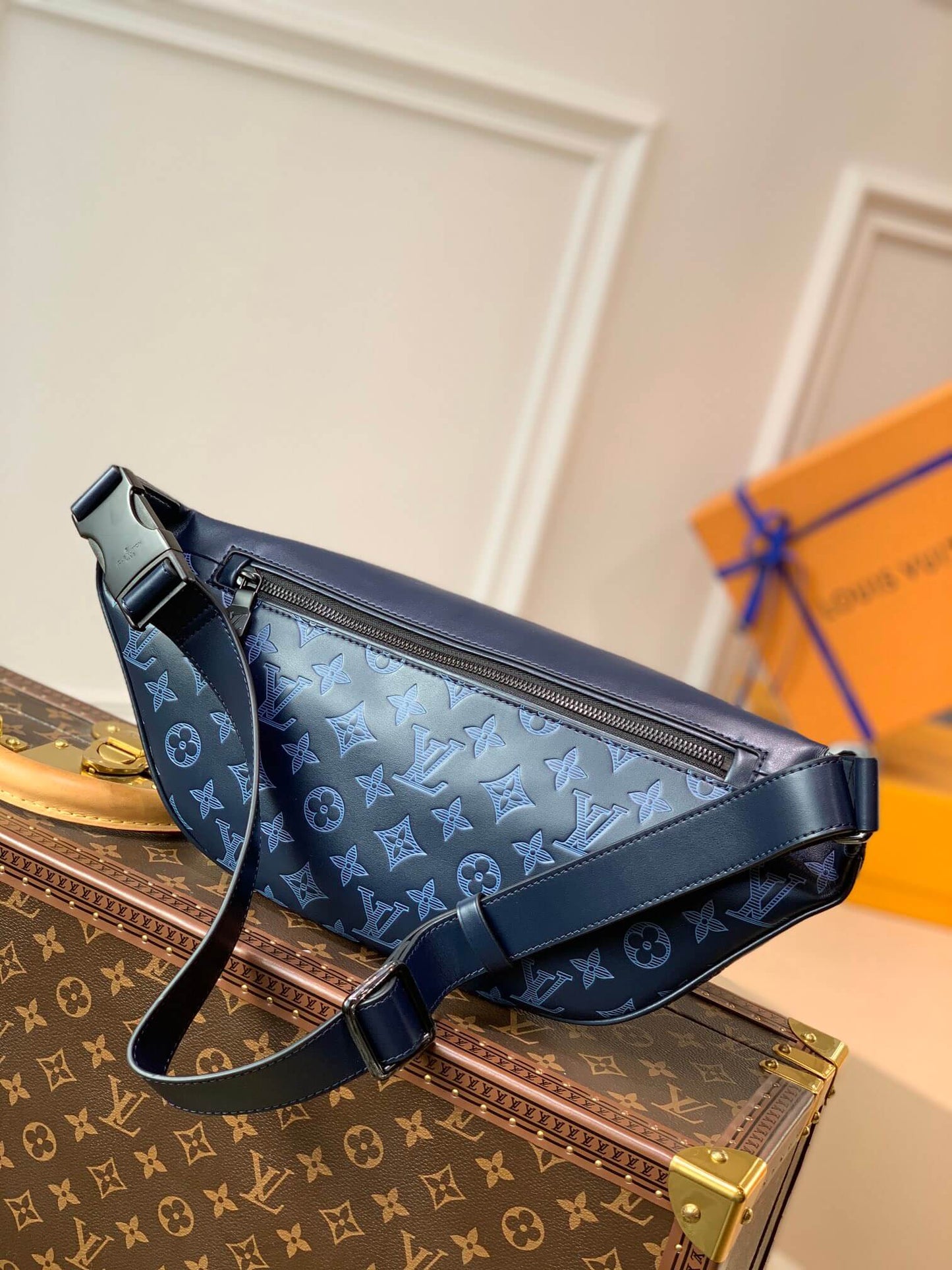 M45729 DISCOVERY BUMBAG PM Monogram Shadow 44cm blue