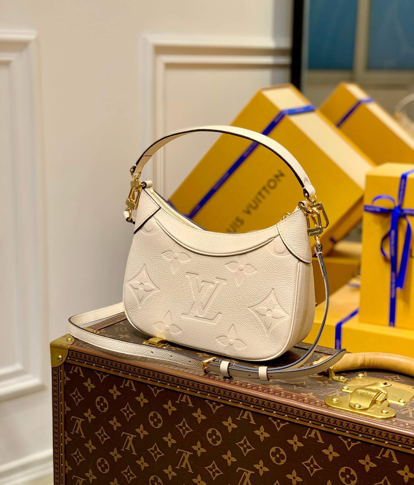 M46099 Bagatelle Monogram Empreinte milk white 22cm