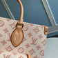 M46154 OnTheGo Toron totes Monogram Reverse 35cm white