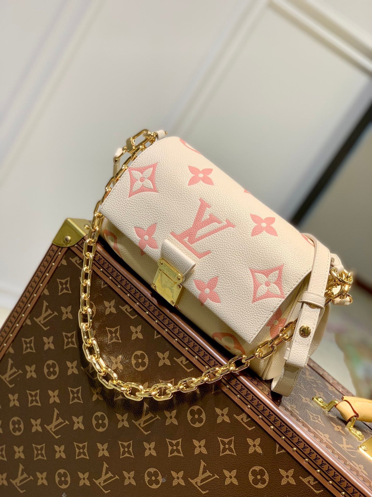 M46393 Favorite Monogram 24cm apricot TOURTERELLE / CRÈME