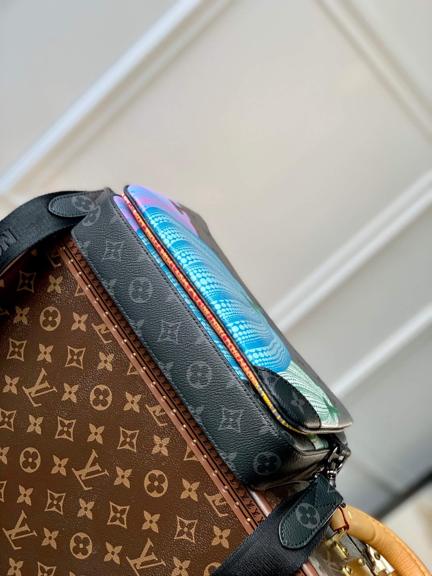 M46435 x YK Trio Messenger Sac Plat 25cm Monogram Eclipse Reverse