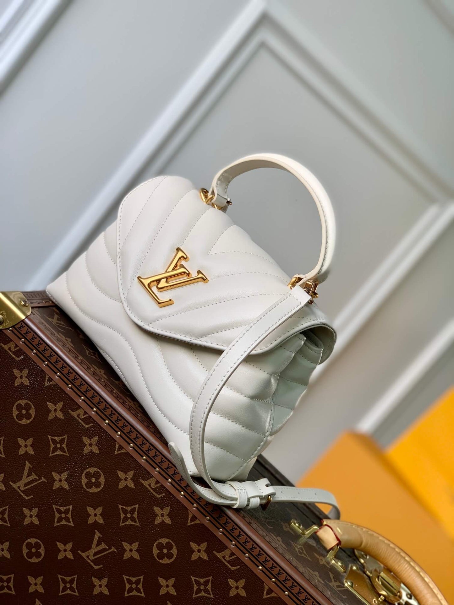 M53937 Hold Me Handbag dirty white 23cm New Wave
