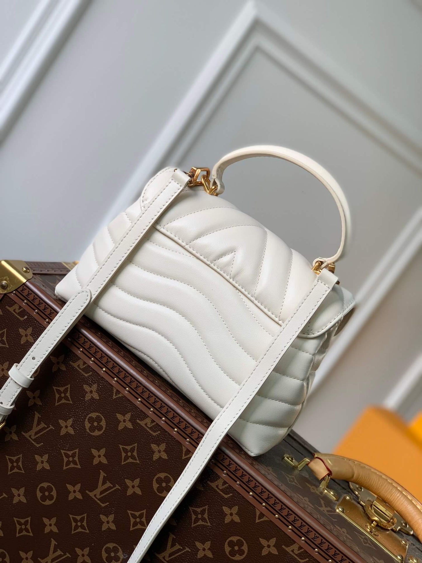 M53937 Hold Me Handbag dirty white 23cm New Wave