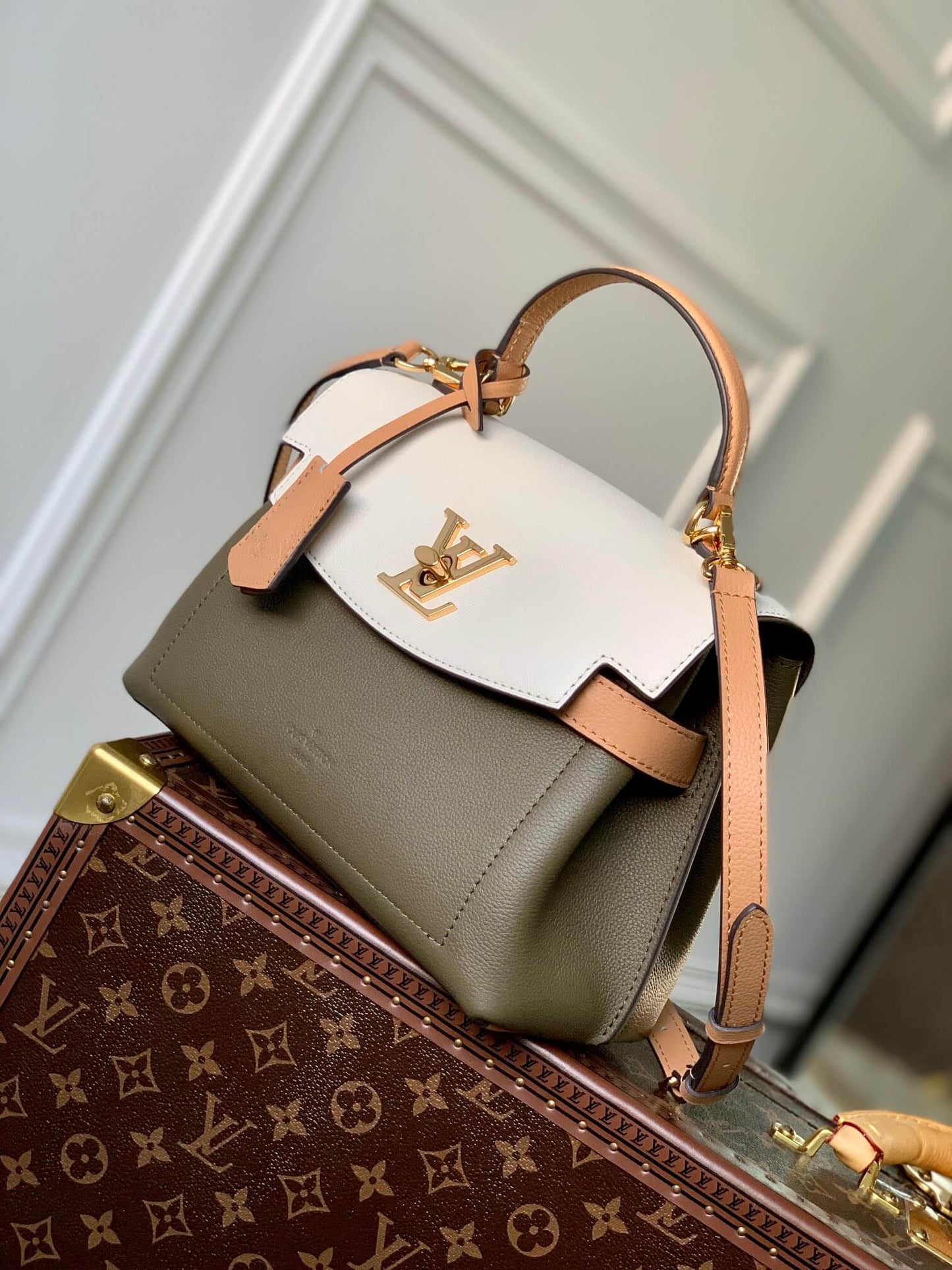 M53937 Lockme Ever BB Handbag green 28cm Material of calf leather